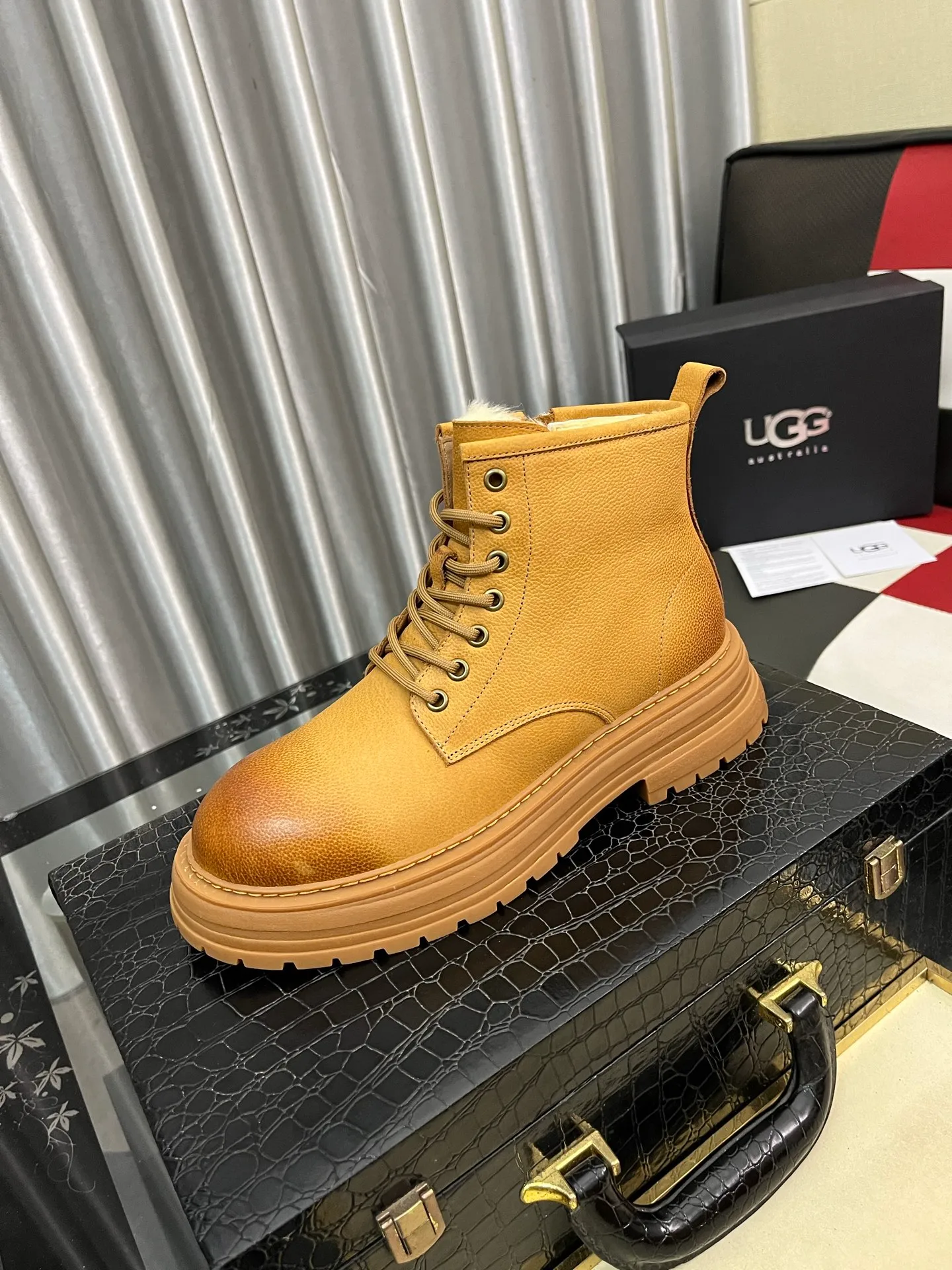 Men's Men's Shoes 💰660⌚️⌚️New UGG fur-integrated men's simple and fashionable snow shoes. The most worth buying at the end of this year are warm casual shoes. Whether you are out and about at home, their comfortable and warm performance will be your most suitable fashion companion! The material is cowhide upper and imported wool is used inside. Two layers of cowhide for warmth and comfort! The eva+ rubber patch outsole is cushioned, wear-resistant, and has good elasticity. It is light and wear-resistant, comfortable and soft, and the new simple cut is more fashionable. It has both practicality and fashion sense, so you no longer have to worry about how to match it in winter, while still maintaining fashionable taste. High-quality genuine wool produced in Dongguan. The material depends on the details! Size: 38-39-40-41-42-43-44-45